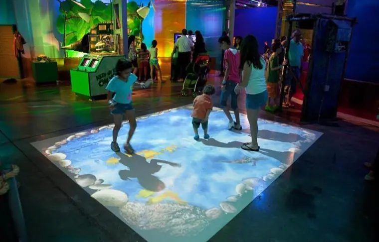 Piso de lago — instalación interactiva de INKCU