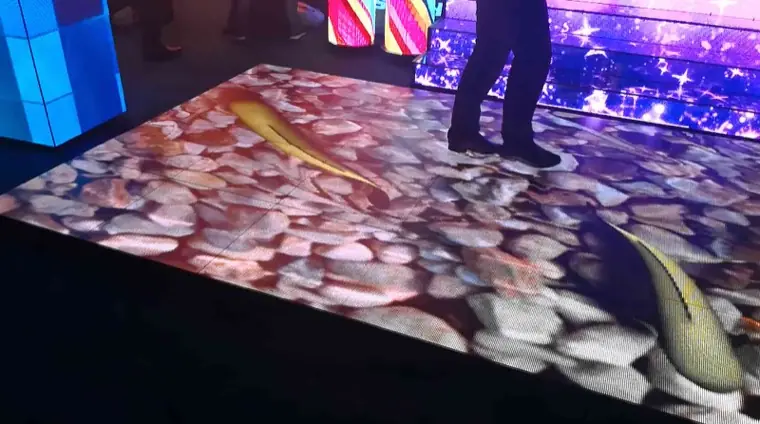 Peces KOI — instalación interactiva de INKCU