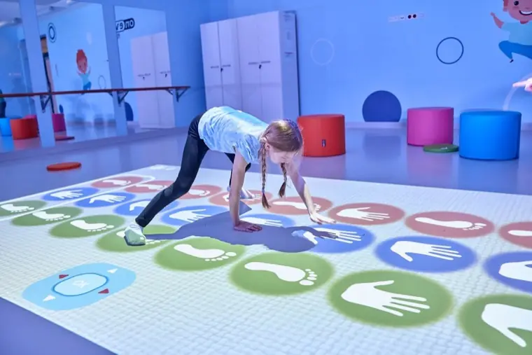 Juego deportivo — instalación interactiva de INKCU