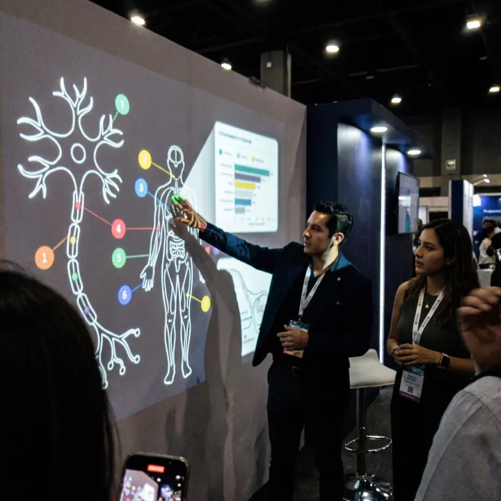 Presentación con muro interactivo de anatomía en un congreso médico