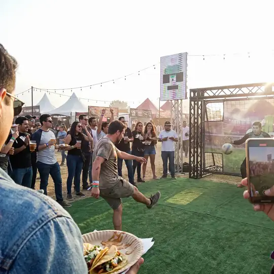 Túnel de tiro con portero mecánico y marcador en un festival al aire libre