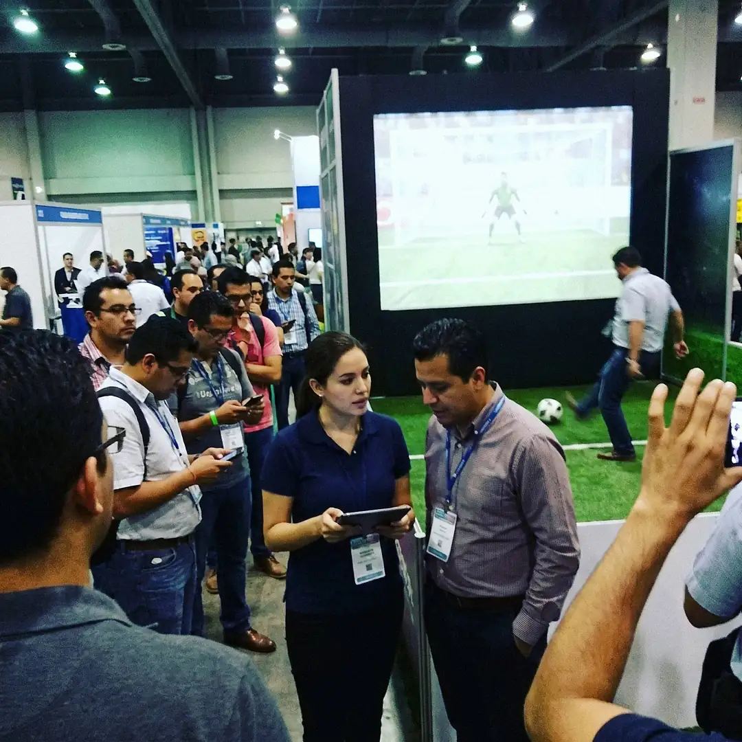Stand de expositor con reto de penales y registro de visitantes en tableta